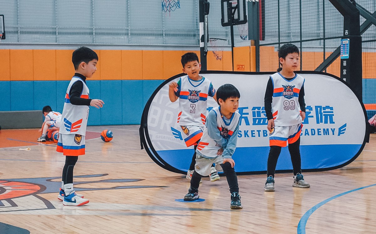 篮球训练动作小学生图片